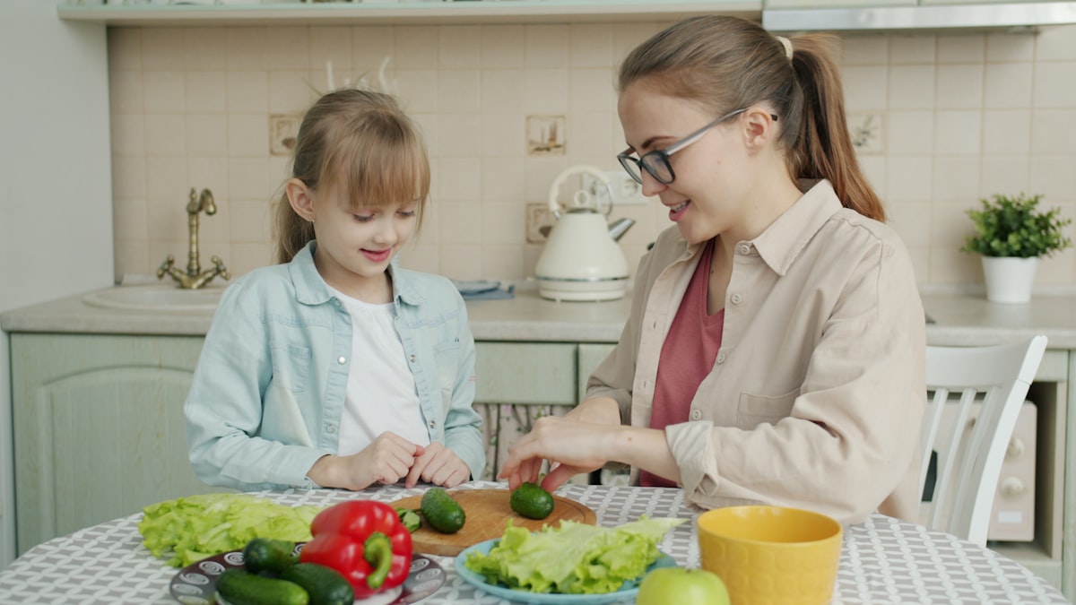 Mama i dziecko przygotowują zdrowy posiłek razem